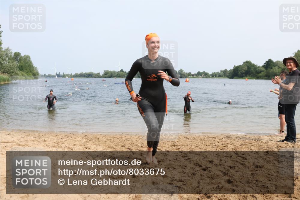 21.06.2025 - 27. Vierlanden-Triathlon Lena Gebhardt http://msf.ph/oto/8033675 15.06.2025 11:18:22 Schwimmen 908, 912, 933, 970 meine-sportfotos.de