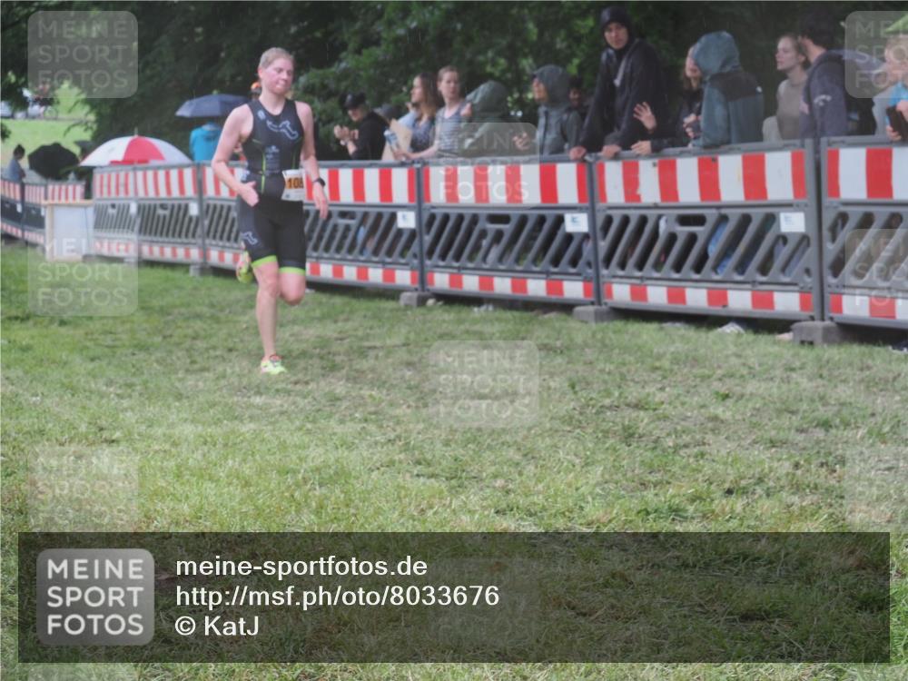 21.06.2025 - 27. Vierlanden-Triathlon KatJ http://msf.ph/oto/8033676 15.06.2025 13:45:38 Ziel 876 meine-sportfotos.de