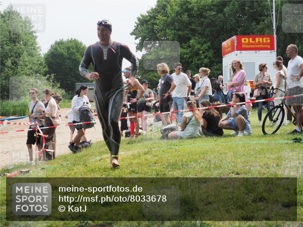 15.06.2025 - 27. Vierlanden-Triathlon KatJ http://msf.ph/oto/8033678 15.06.2025 11:16:34 Schwimmen 815, 954 meine-sportfotos.de