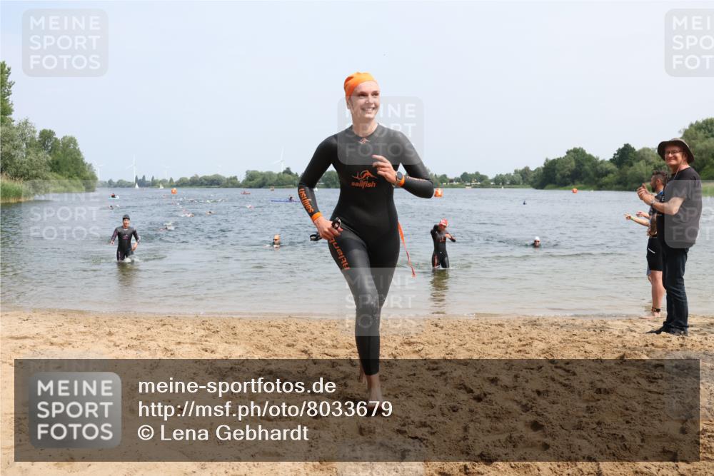 21.06.2025 - 27. Vierlanden-Triathlon Lena Gebhardt http://msf.ph/oto/8033679 15.06.2025 11:18:22 Schwimmen 908, 912, 933, 970 meine-sportfotos.de