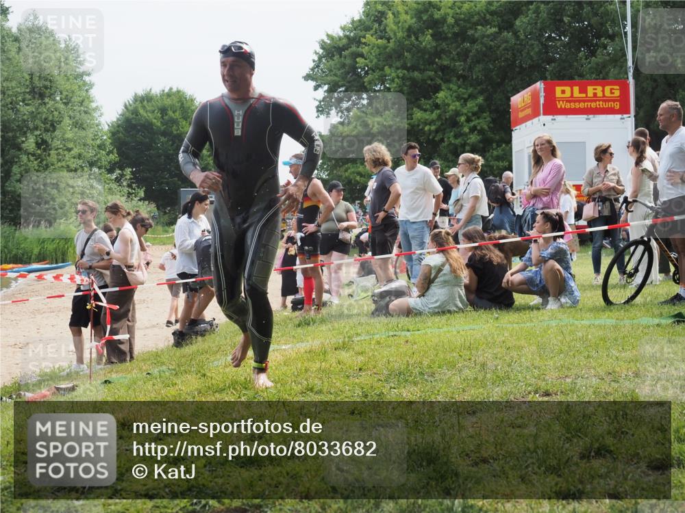 15.06.2025 - 27. Vierlanden-Triathlon KatJ http://msf.ph/oto/8033682 15.06.2025 11:16:35 Schwimmen 815, 954 meine-sportfotos.de