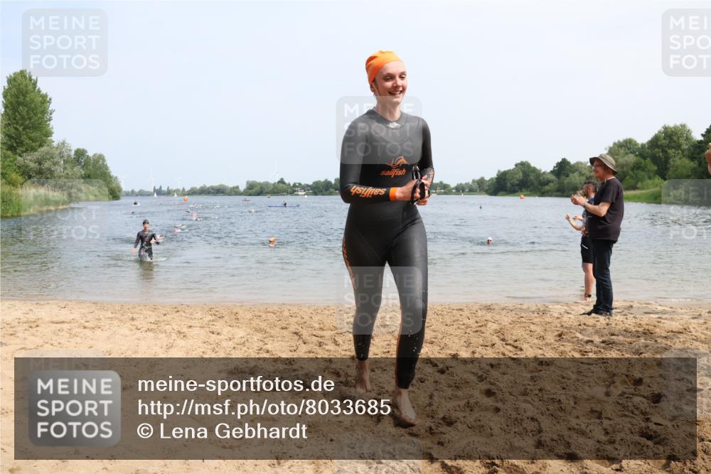 21.06.2025 - 27. Vierlanden-Triathlon Lena Gebhardt http://msf.ph/oto/8033685 15.06.2025 11:18:22 Schwimmen 908, 912, 933, 970 meine-sportfotos.de