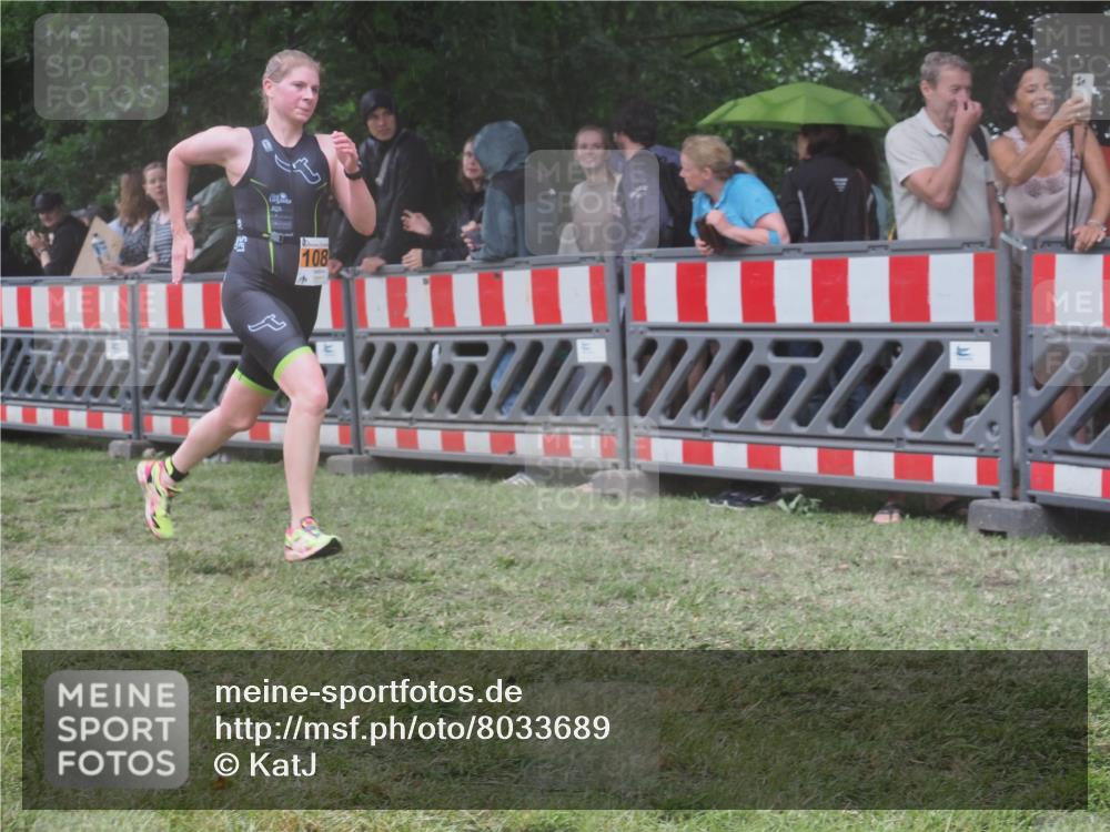 21.06.2025 - 27. Vierlanden-Triathlon KatJ http://msf.ph/oto/8033689 15.06.2025 13:45:38 Ziel 876 meine-sportfotos.de