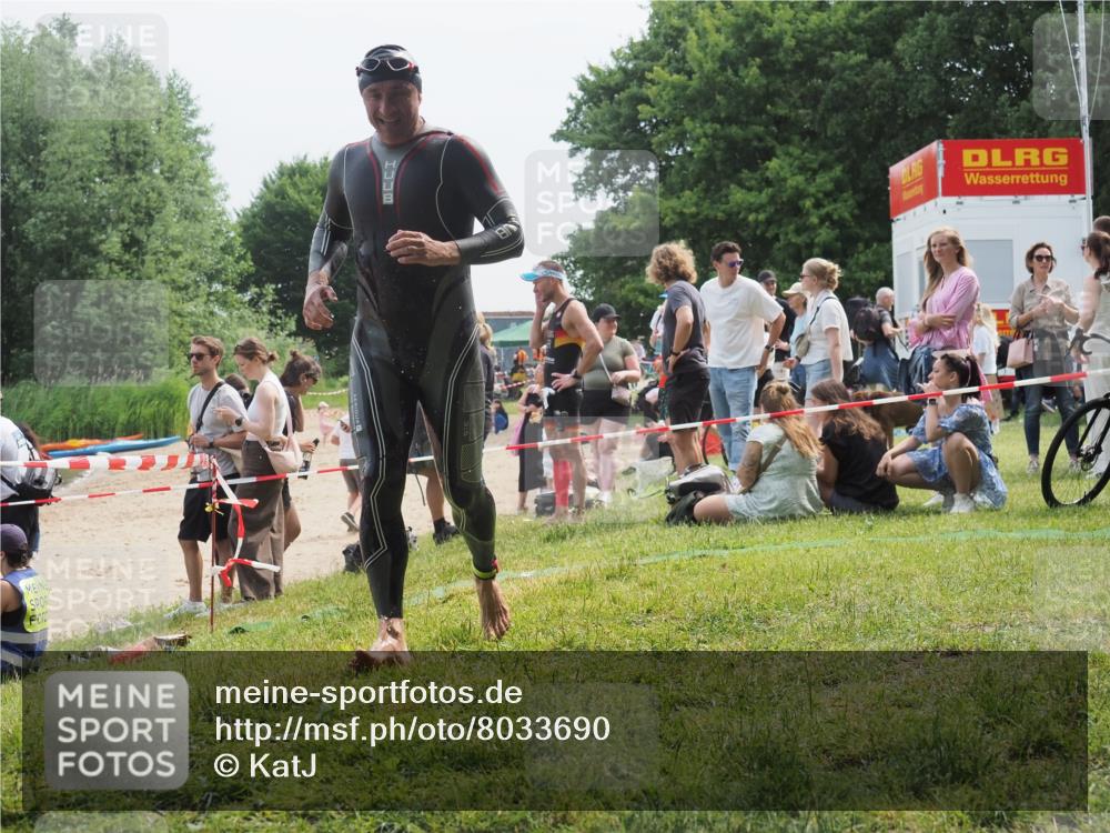 15.06.2025 - 27. Vierlanden-Triathlon KatJ http://msf.ph/oto/8033690 15.06.2025 11:16:35 Schwimmen 815, 954 meine-sportfotos.de