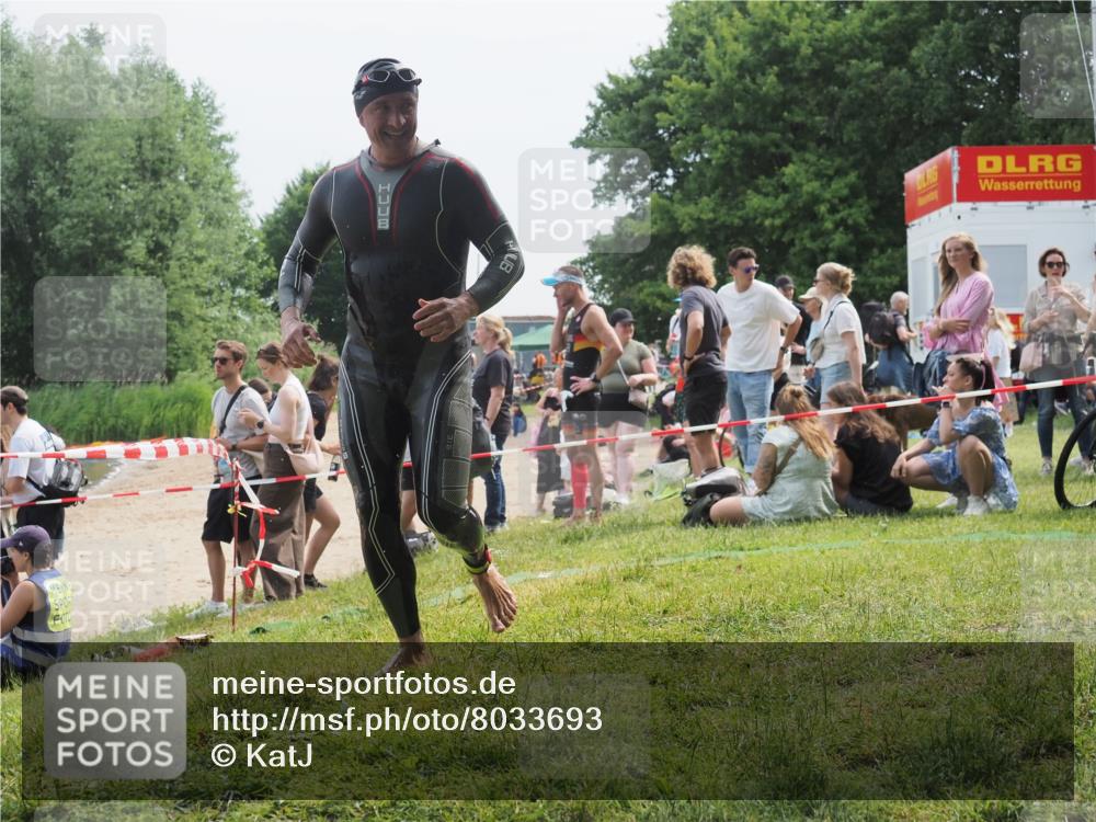 15.06.2025 - 27. Vierlanden-Triathlon KatJ http://msf.ph/oto/8033693 15.06.2025 11:16:35 Schwimmen 815, 954 meine-sportfotos.de
