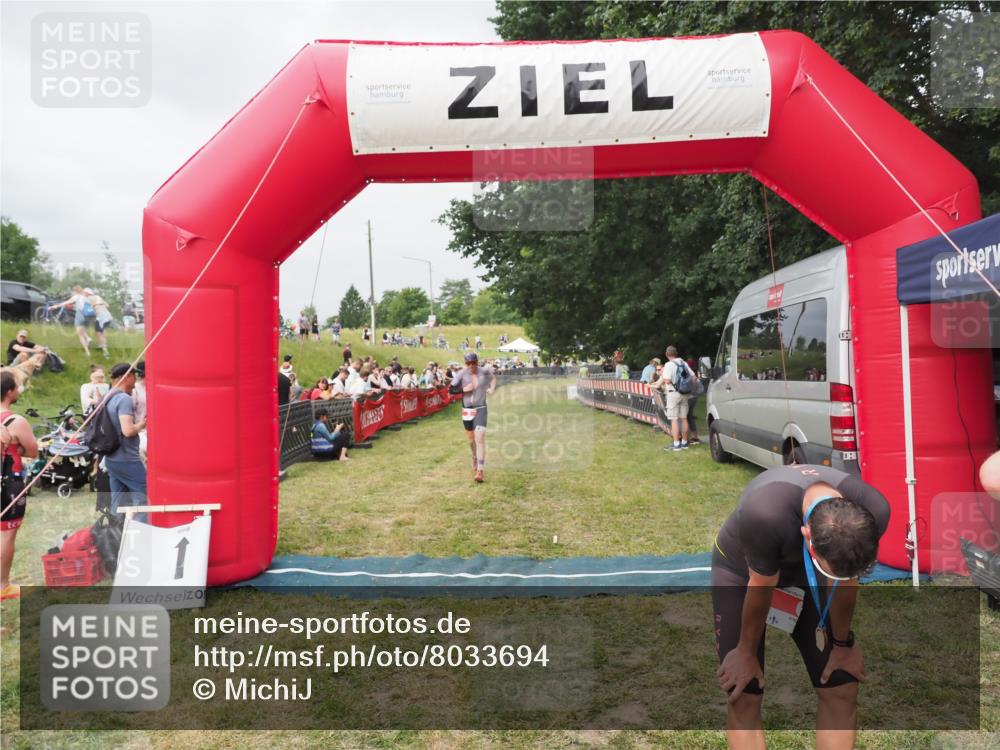 21.06.2025 - 27. Vierlanden-Triathlon MichiJ http://msf.ph/oto/8033694 15.06.2026 12:56:16 Ziel 2, 1002 meine-sportfotos.de