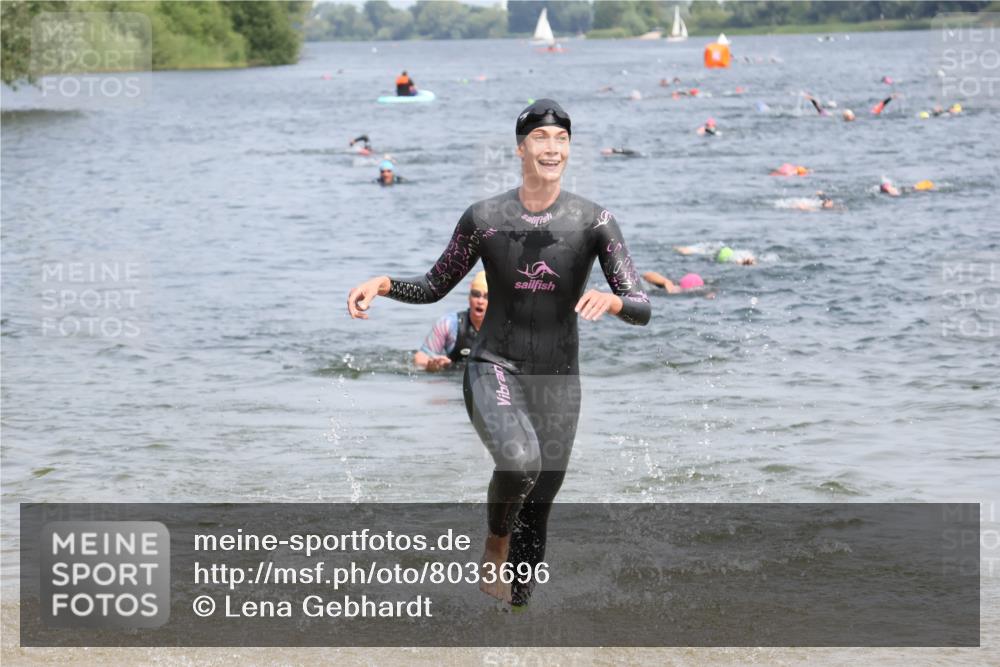 21.06.2025 - 27. Vierlanden-Triathlon Lena Gebhardt http://msf.ph/oto/8033696 15.06.2025 11:18:25 Schwimmen 908, 912, 933, 970 meine-sportfotos.de