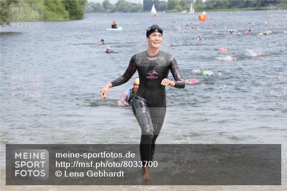 21.06.2025 - 27. Vierlanden-Triathlon Lena Gebhardt http://msf.ph/oto/8033700 15.06.2025 11:18:25 Schwimmen 908, 912, 933, 970 meine-sportfotos.de