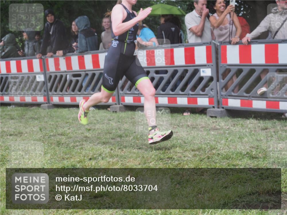 21.06.2025 - 27. Vierlanden-Triathlon KatJ http://msf.ph/oto/8033704 15.06.2025 13:45:39 Ziel 876 meine-sportfotos.de