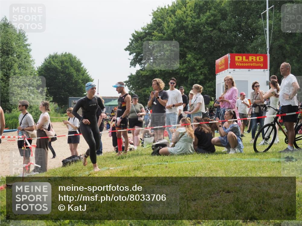 15.06.2025 - 27. Vierlanden-Triathlon KatJ http://msf.ph/oto/8033706 15.06.2025 11:16:52 Schwimmen 825, 888 meine-sportfotos.de