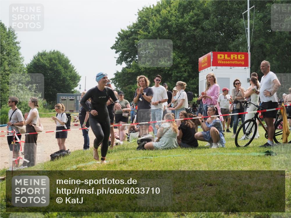 15.06.2025 - 27. Vierlanden-Triathlon KatJ http://msf.ph/oto/8033710 15.06.2025 11:16:53 Schwimmen 825, 888 meine-sportfotos.de