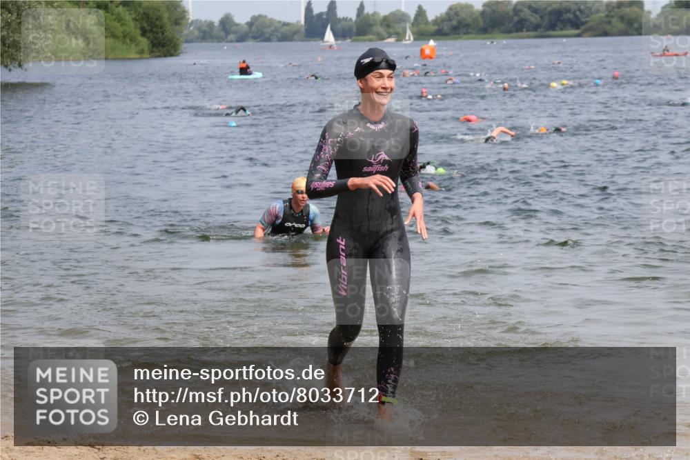 21.06.2025 - 27. Vierlanden-Triathlon Lena Gebhardt http://msf.ph/oto/8033712 15.06.2025 11:18:26 Schwimmen 908, 912, 933, 970 meine-sportfotos.de