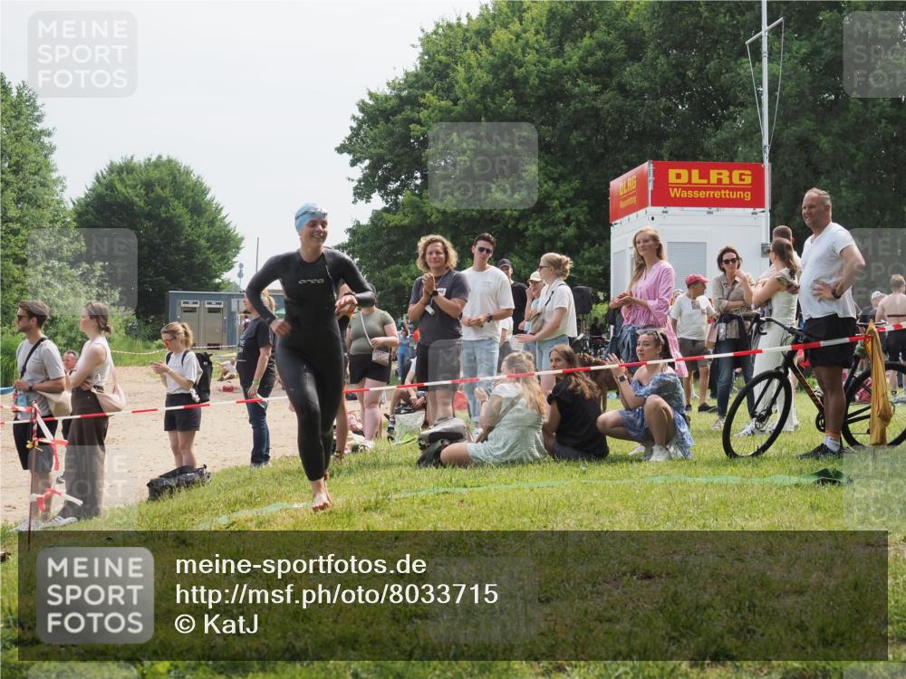 15.06.2025 - 27. Vierlanden-Triathlon KatJ http://msf.ph/oto/8033715 15.06.2025 11:16:53 Schwimmen 825, 888 meine-sportfotos.de