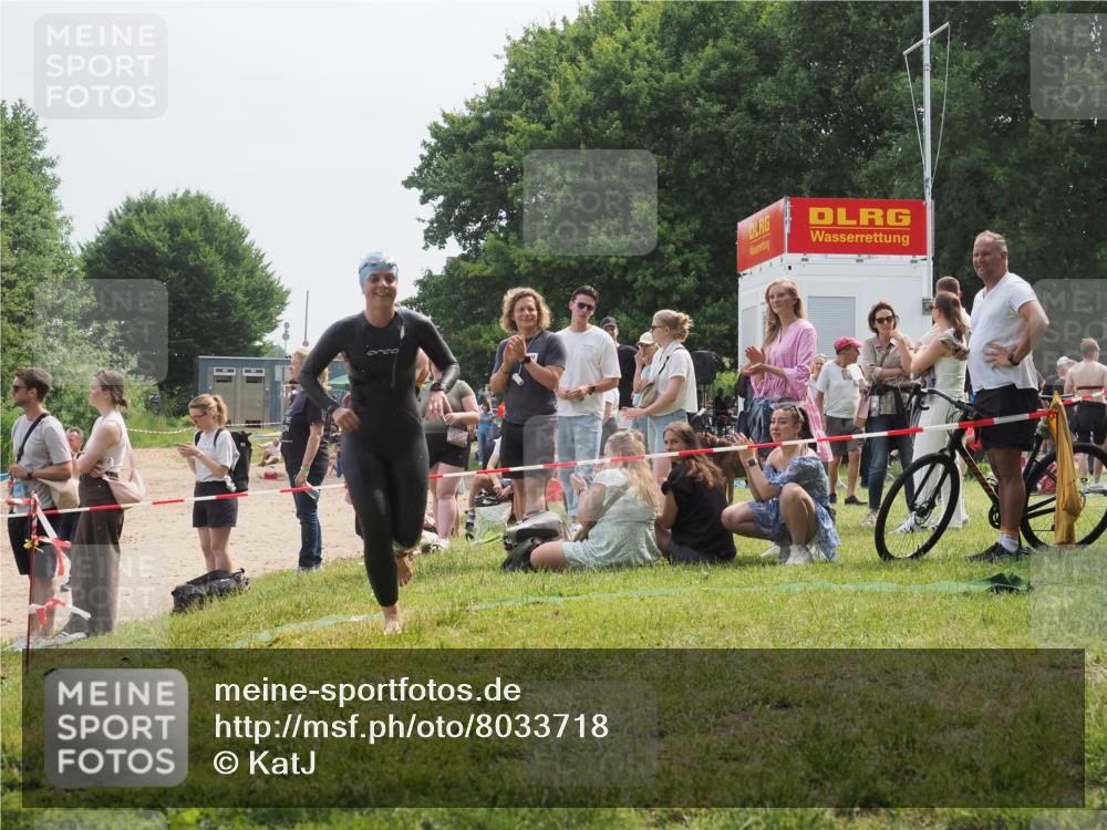 21.06.2025 - 27. Vierlanden-Triathlon KatJ http://msf.ph/oto/8033718 15.06.2025 11:16:53 Schwimmen 825, 888 meine-sportfotos.de