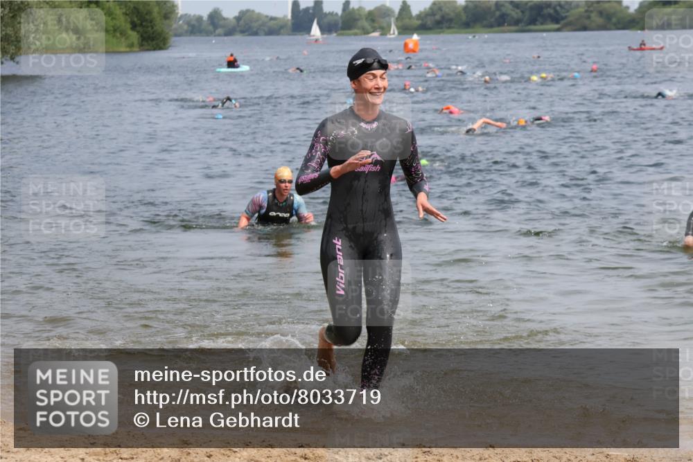 21.06.2025 - 27. Vierlanden-Triathlon Lena Gebhardt http://msf.ph/oto/8033719 15.06.2025 11:18:26 Schwimmen 908, 912, 933, 970 meine-sportfotos.de