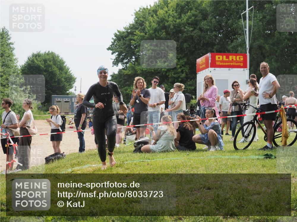 21.06.2025 - 27. Vierlanden-Triathlon KatJ http://msf.ph/oto/8033723 15.06.2025 11:16:53 Schwimmen 825, 888 meine-sportfotos.de