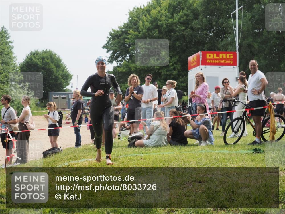15.06.2025 - 27. Vierlanden-Triathlon KatJ http://msf.ph/oto/8033726 15.06.2025 11:16:53 Schwimmen 825, 888 meine-sportfotos.de