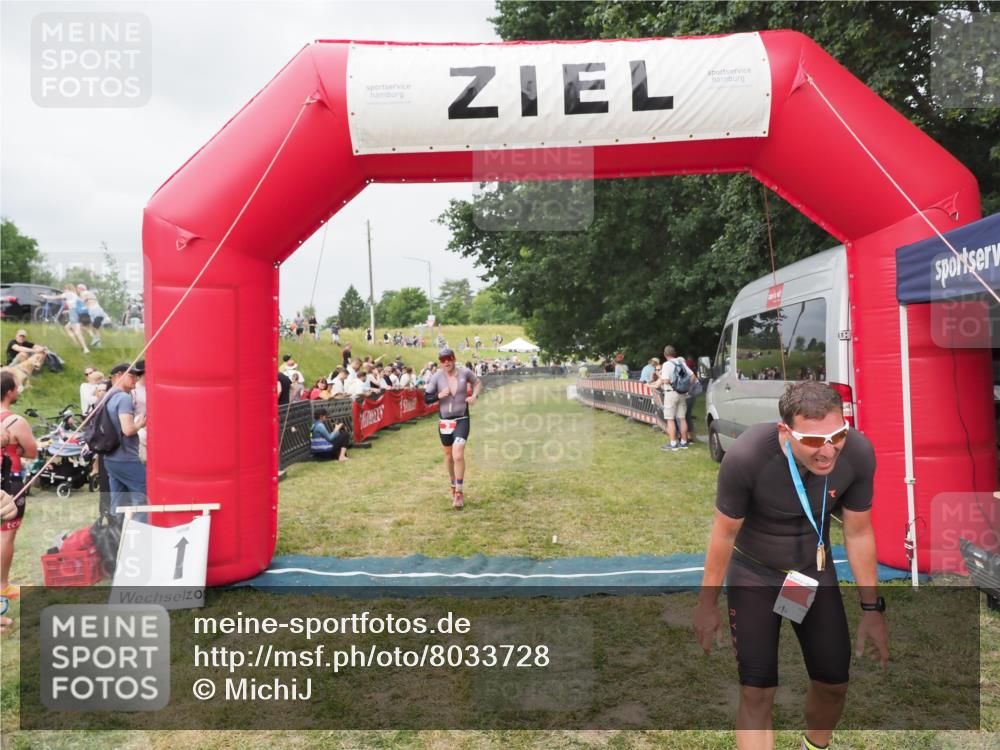 21.06.2025 - 27. Vierlanden-Triathlon MichiJ http://msf.ph/oto/8033728 15.06.2026 12:56:17 Ziel 2, 1002 meine-sportfotos.de