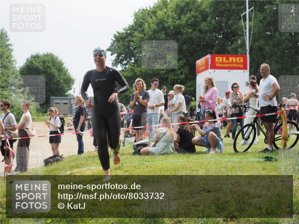 15.06.2025 - 27. Vierlanden-Triathlon KatJ http://msf.ph/oto/8033732 15.06.2025 11:16:54 Schwimmen 825, 888 meine-sportfotos.de