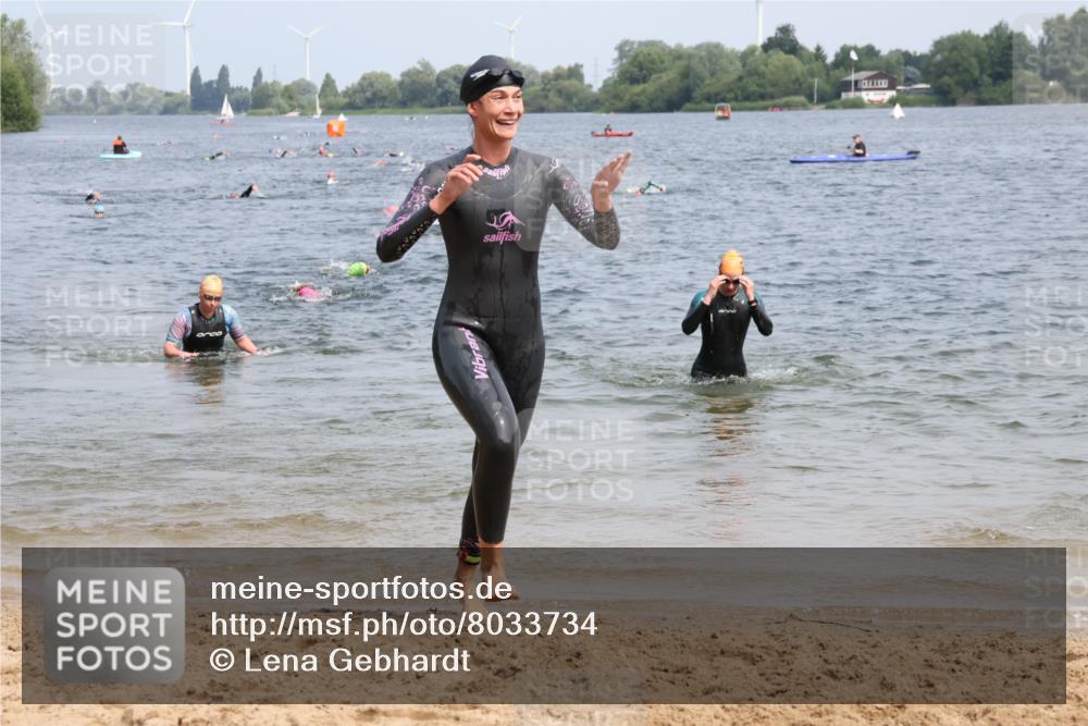 21.06.2025 - 27. Vierlanden-Triathlon Lena Gebhardt http://msf.ph/oto/8033734 15.06.2025 11:18:27 Schwimmen 908, 912, 933, 970 meine-sportfotos.de