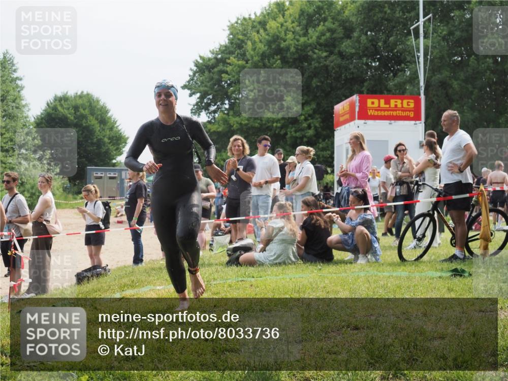 15.06.2025 - 27. Vierlanden-Triathlon KatJ http://msf.ph/oto/8033736 15.06.2025 11:16:54 Schwimmen 825, 888 meine-sportfotos.de