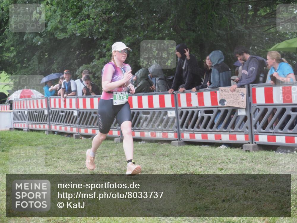 21.06.2025 - 27. Vierlanden-Triathlon KatJ http://msf.ph/oto/8033737 15.06.2025 13:45:49 Ziel 833, 876 meine-sportfotos.de