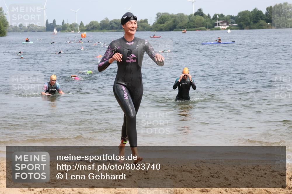 21.06.2025 - 27. Vierlanden-Triathlon Lena Gebhardt http://msf.ph/oto/8033740 15.06.2025 11:18:27 Schwimmen 908, 912, 933, 970 meine-sportfotos.de