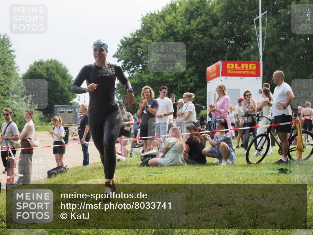 15.06.2025 - 27. Vierlanden-Triathlon KatJ http://msf.ph/oto/8033741 15.06.2025 11:16:54 Schwimmen 825, 888 meine-sportfotos.de