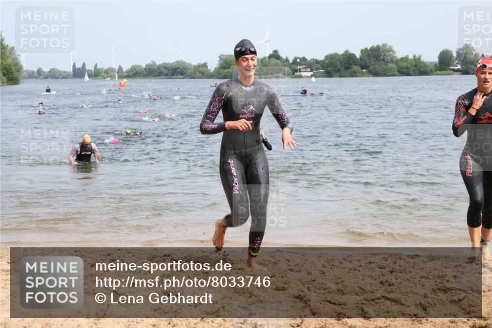 21.06.2025 - 27. Vierlanden-Triathlon Lena Gebhardt http://msf.ph/oto/8033746 15.06.2025 11:18:27 Schwimmen 908, 912, 933, 970 meine-sportfotos.de