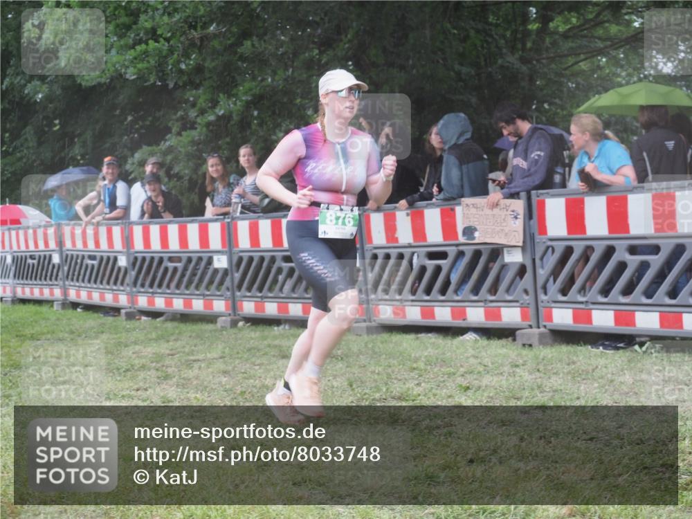 21.06.2025 - 27. Vierlanden-Triathlon KatJ http://msf.ph/oto/8033748 15.06.2025 13:45:49 Ziel 833, 876 meine-sportfotos.de