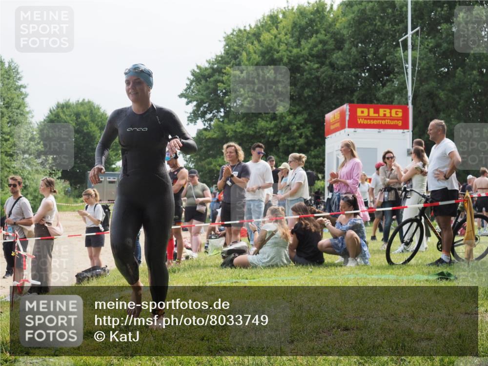 15.06.2025 - 27. Vierlanden-Triathlon KatJ http://msf.ph/oto/8033749 15.06.2025 11:16:54 Schwimmen 825, 888 meine-sportfotos.de