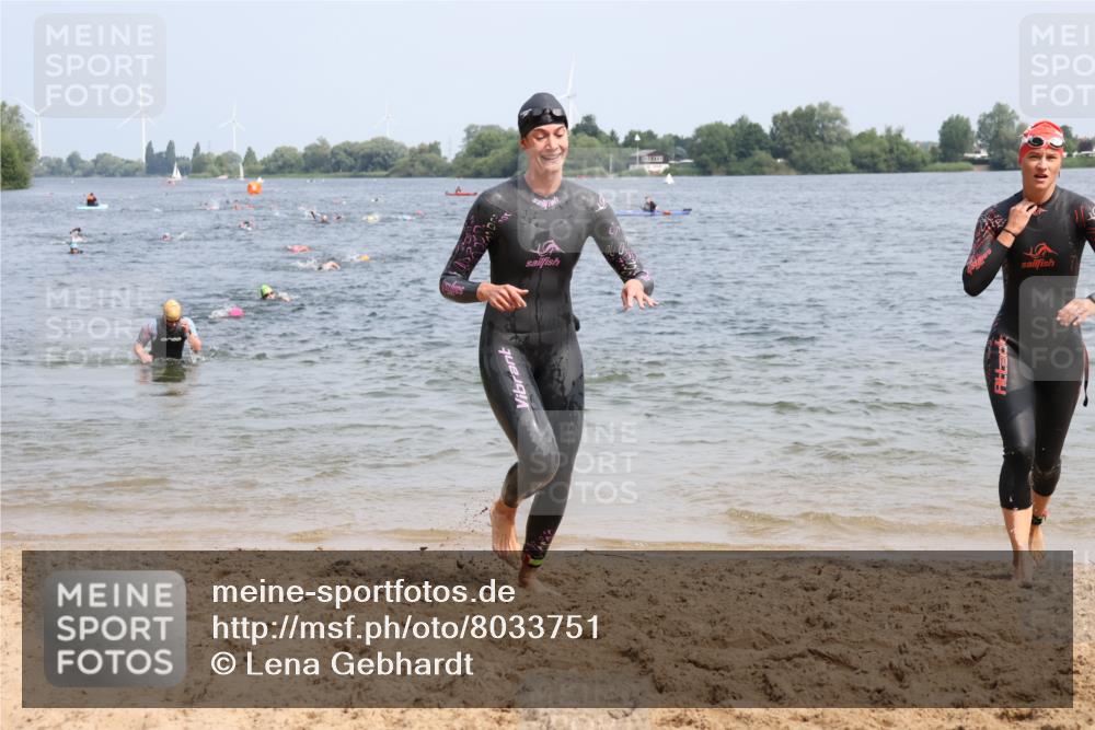 21.06.2025 - 27. Vierlanden-Triathlon Lena Gebhardt http://msf.ph/oto/8033751 15.06.2025 11:18:27 Schwimmen 908, 912, 933, 970 meine-sportfotos.de