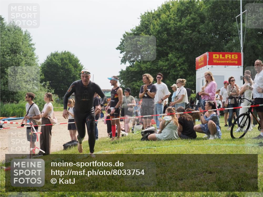 15.06.2025 - 27. Vierlanden-Triathlon KatJ http://msf.ph/oto/8033754 15.06.2025 11:16:59 Schwimmen 825, 888, 978 meine-sportfotos.de