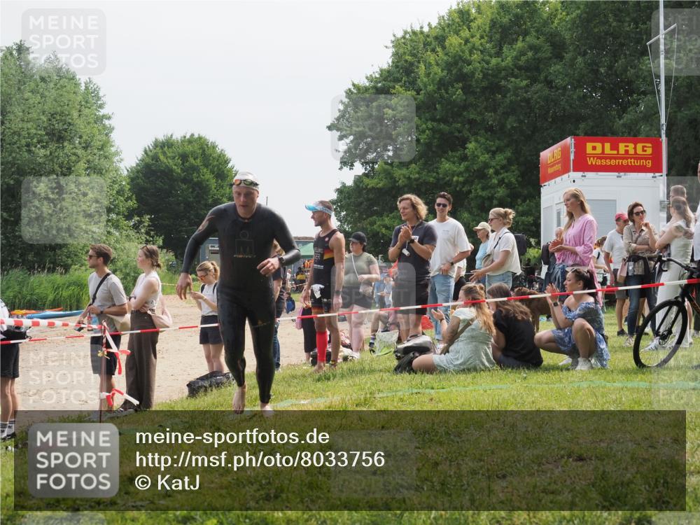 15.06.2025 - 27. Vierlanden-Triathlon KatJ http://msf.ph/oto/8033756 15.06.2025 11:16:59 Schwimmen 825, 888, 978 meine-sportfotos.de