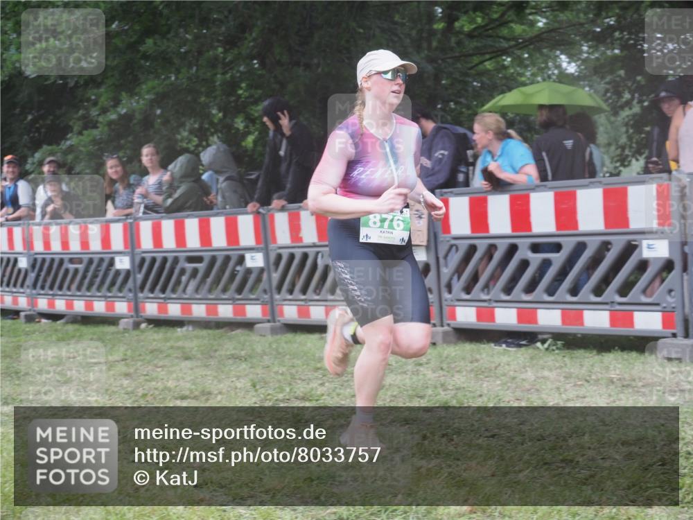 21.06.2025 - 27. Vierlanden-Triathlon KatJ http://msf.ph/oto/8033757 15.06.2025 13:45:49 Ziel 833, 876 meine-sportfotos.de