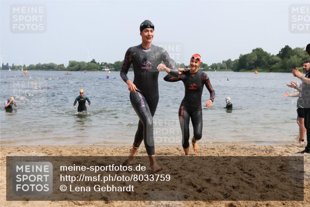 21.06.2025 - 27. Vierlanden-Triathlon Lena Gebhardt http://msf.ph/oto/8033759 15.06.2025 11:18:28 Schwimmen 908, 909, 912, 933, 970 meine-sportfotos.de