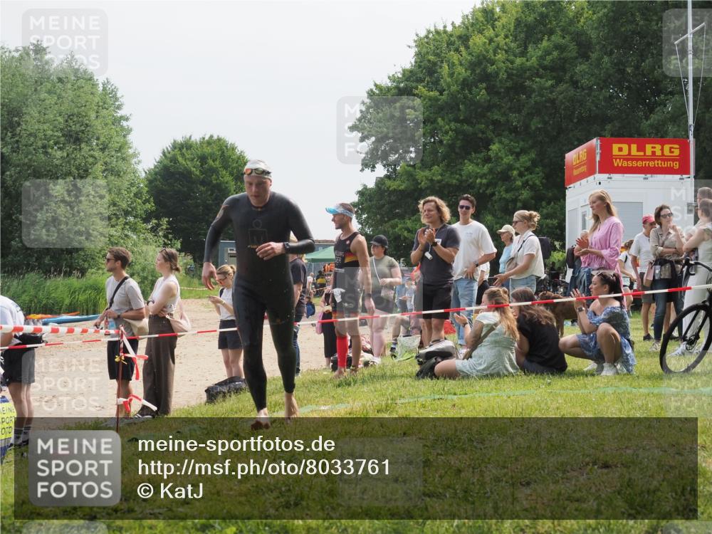 15.06.2025 - 27. Vierlanden-Triathlon KatJ http://msf.ph/oto/8033761 15.06.2025 11:16:59 Schwimmen 825, 888, 978 meine-sportfotos.de