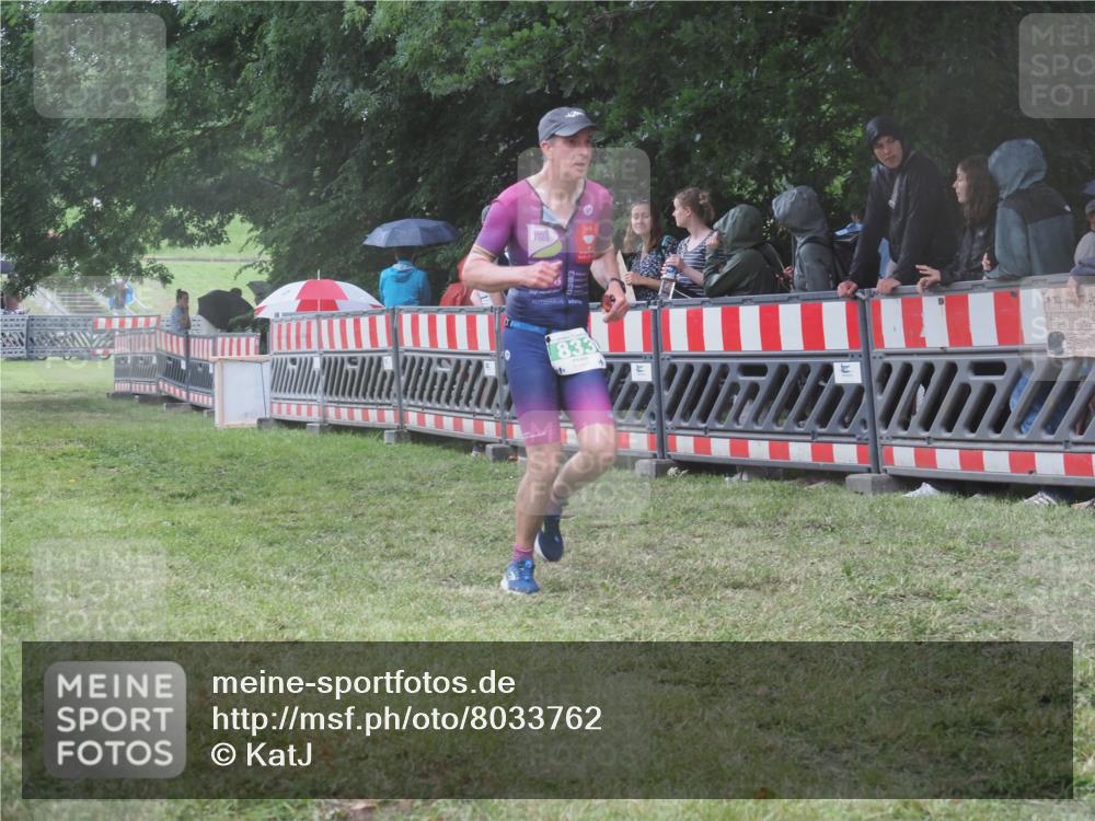 21.06.2025 - 27. Vierlanden-Triathlon KatJ http://msf.ph/oto/8033762 15.06.2025 13:45:54 Ziel 833 meine-sportfotos.de