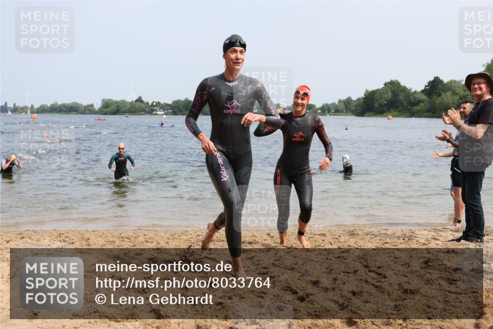 21.06.2025 - 27. Vierlanden-Triathlon Lena Gebhardt http://msf.ph/oto/8033764 15.06.2025 11:18:28 Schwimmen 908, 909, 912, 933, 970 meine-sportfotos.de