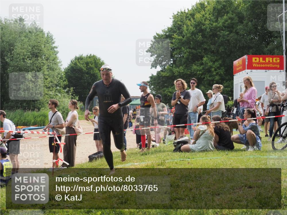 15.06.2025 - 27. Vierlanden-Triathlon KatJ http://msf.ph/oto/8033765 15.06.2025 11:16:59 Schwimmen 825, 888, 978 meine-sportfotos.de