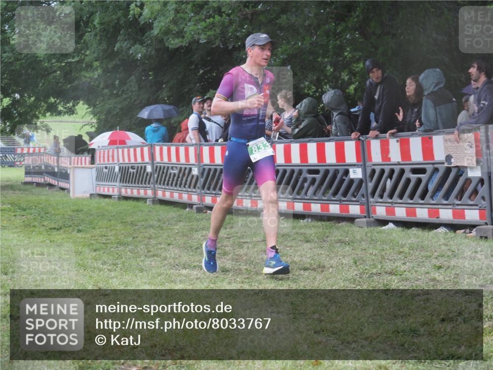 21.06.2025 - 27. Vierlanden-Triathlon KatJ http://msf.ph/oto/8033767 15.06.2025 13:45:54 Ziel 833 meine-sportfotos.de
