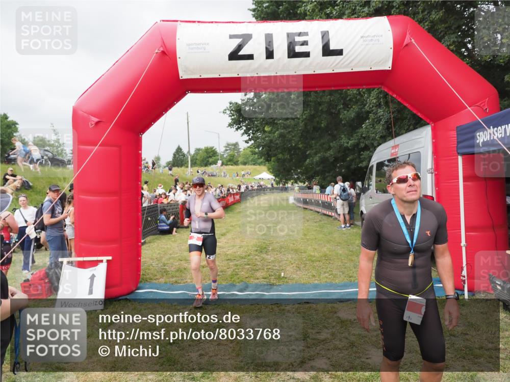 21.06.2025 - 27. Vierlanden-Triathlon MichiJ http://msf.ph/oto/8033768 15.06.2026 12:56:18 Ziel 2 meine-sportfotos.de