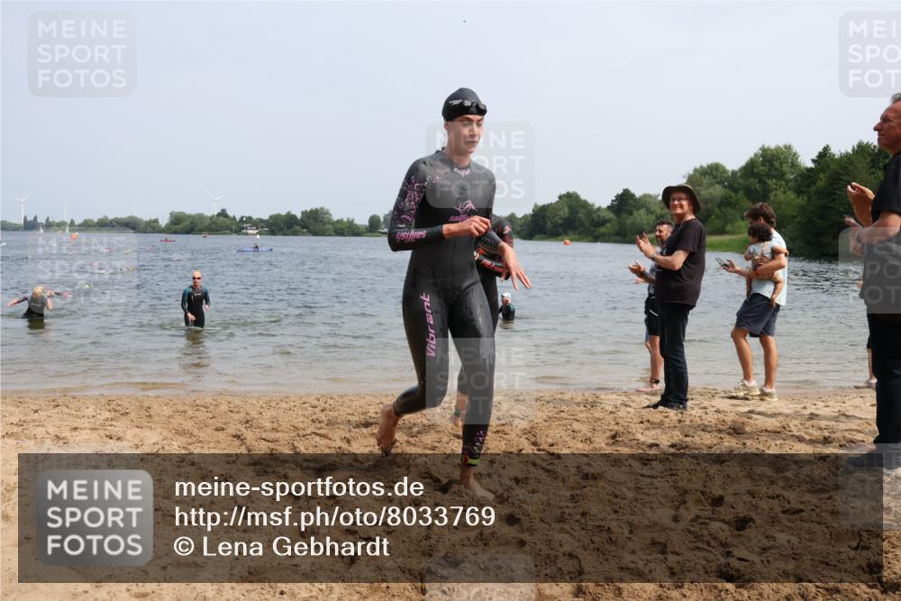 21.06.2025 - 27. Vierlanden-Triathlon Lena Gebhardt http://msf.ph/oto/8033769 15.06.2025 11:18:29 Schwimmen 909, 912, 925, 933, 970 meine-sportfotos.de