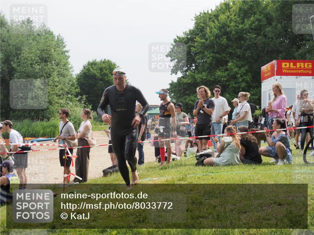 15.06.2025 - 27. Vierlanden-Triathlon KatJ http://msf.ph/oto/8033772 15.06.2025 11:16:59 Schwimmen 825, 888, 978 meine-sportfotos.de