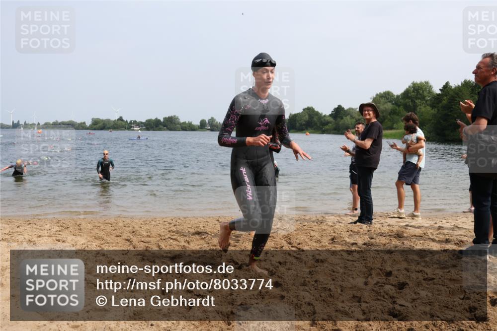 21.06.2025 - 27. Vierlanden-Triathlon Lena Gebhardt http://msf.ph/oto/8033774 15.06.2025 11:18:29 Schwimmen 909, 912, 925, 933, 970 meine-sportfotos.de