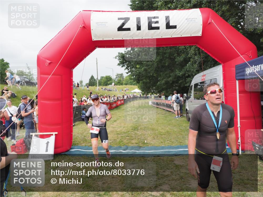 21.06.2025 - 27. Vierlanden-Triathlon MichiJ http://msf.ph/oto/8033776 15.06.2026 12:56:18 Ziel 2 meine-sportfotos.de