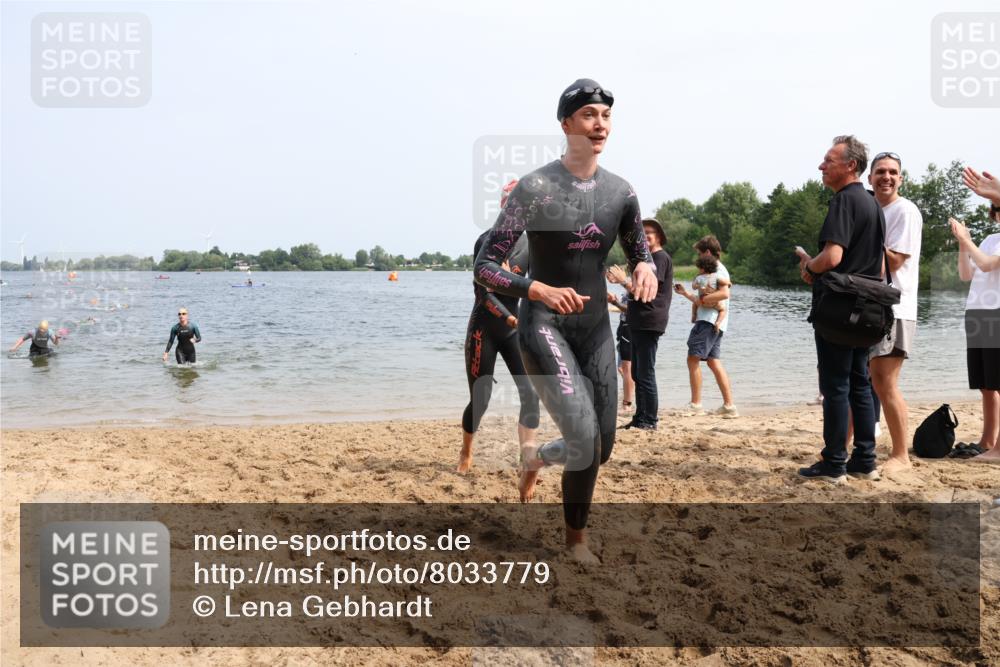 21.06.2025 - 27. Vierlanden-Triathlon Lena Gebhardt http://msf.ph/oto/8033779 15.06.2025 11:18:29 Schwimmen 909, 912, 925, 933, 970 meine-sportfotos.de