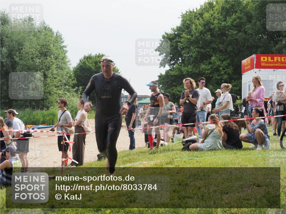 15.06.2025 - 27. Vierlanden-Triathlon KatJ http://msf.ph/oto/8033784 15.06.2025 11:16:59 Schwimmen 825, 888, 978 meine-sportfotos.de