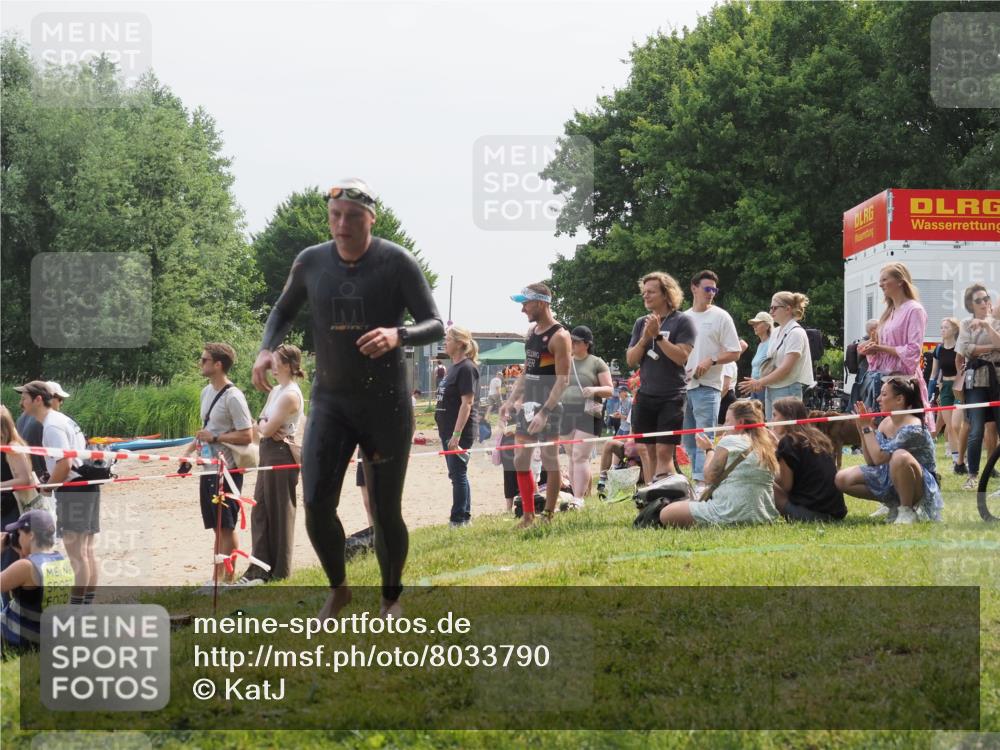 15.06.2025 - 27. Vierlanden-Triathlon KatJ http://msf.ph/oto/8033790 15.06.2025 11:17:00 Schwimmen 825, 888, 978 meine-sportfotos.de