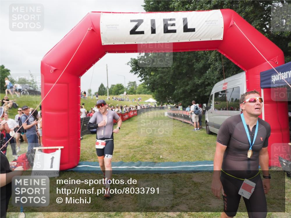 21.06.2025 - 27. Vierlanden-Triathlon MichiJ http://msf.ph/oto/8033791 15.06.2026 12:56:18 Ziel 2 meine-sportfotos.de